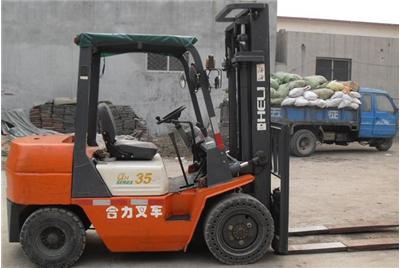 現(xiàn)在報(bào)考叉車要什么條件